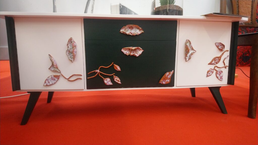 Bureau décoré d&rsquo;un herbier contemporain