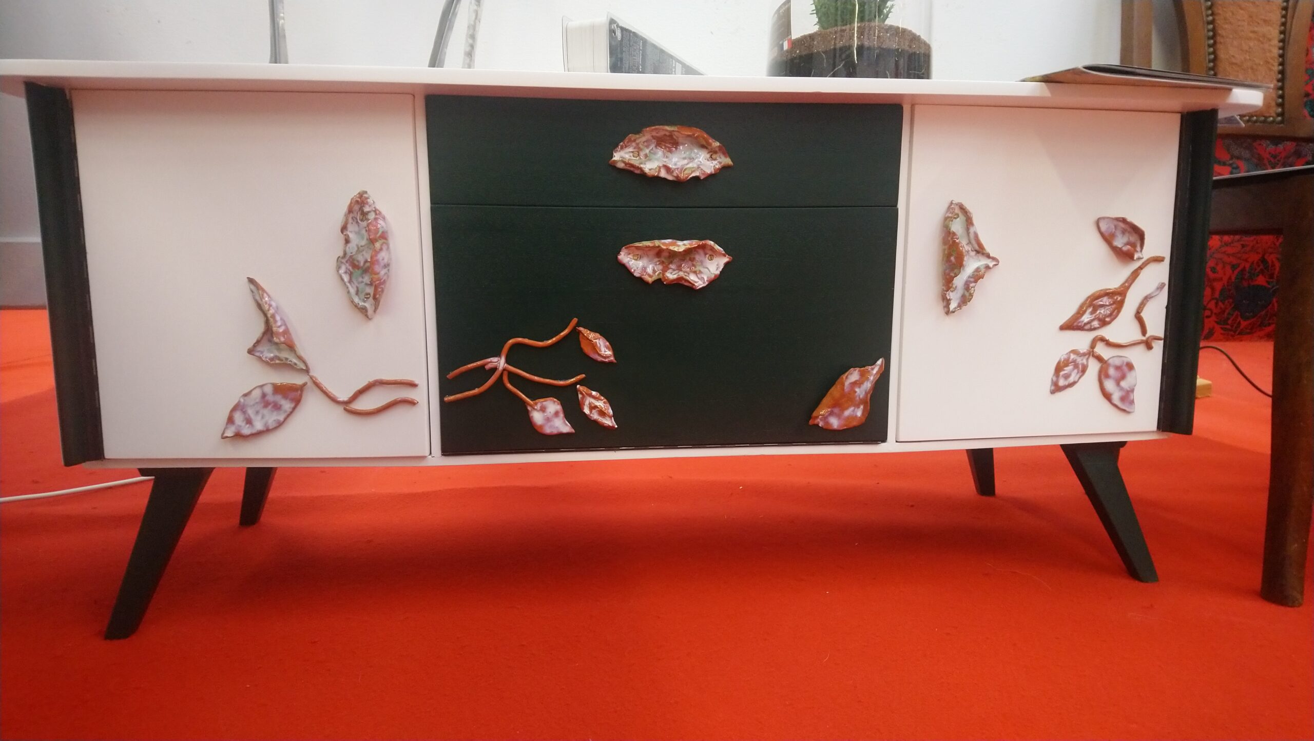 Bureau décoré d&rsquo;un herbier contemporain